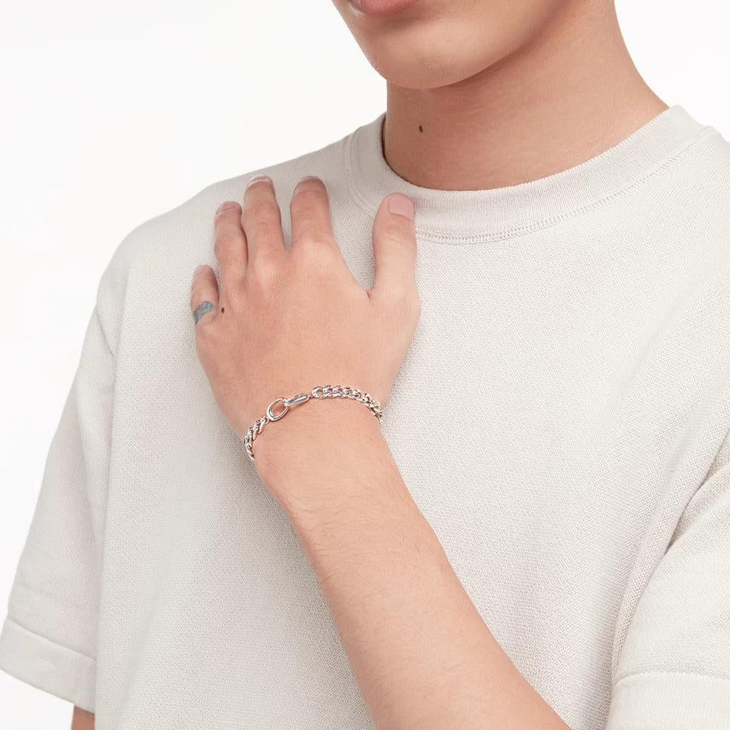 Man wearing minimalist silver chain bracelet with a t-shirt